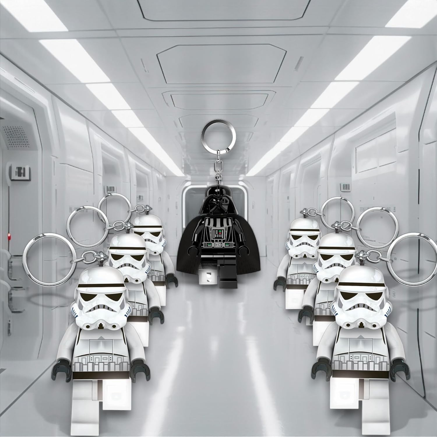 Llaveros de Lego Star Wars con Darth Vader y soldados de asalto en un pasillo espacial.
