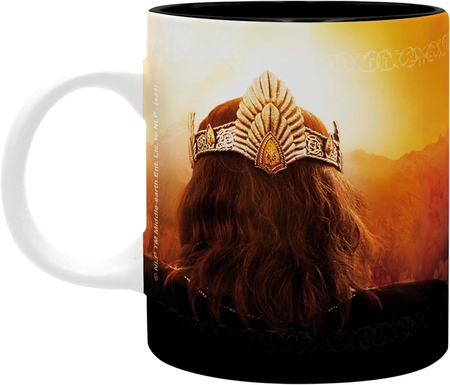 Una taza de café con una corona real, cabello largo y un fondo de paisaje al atardecer.