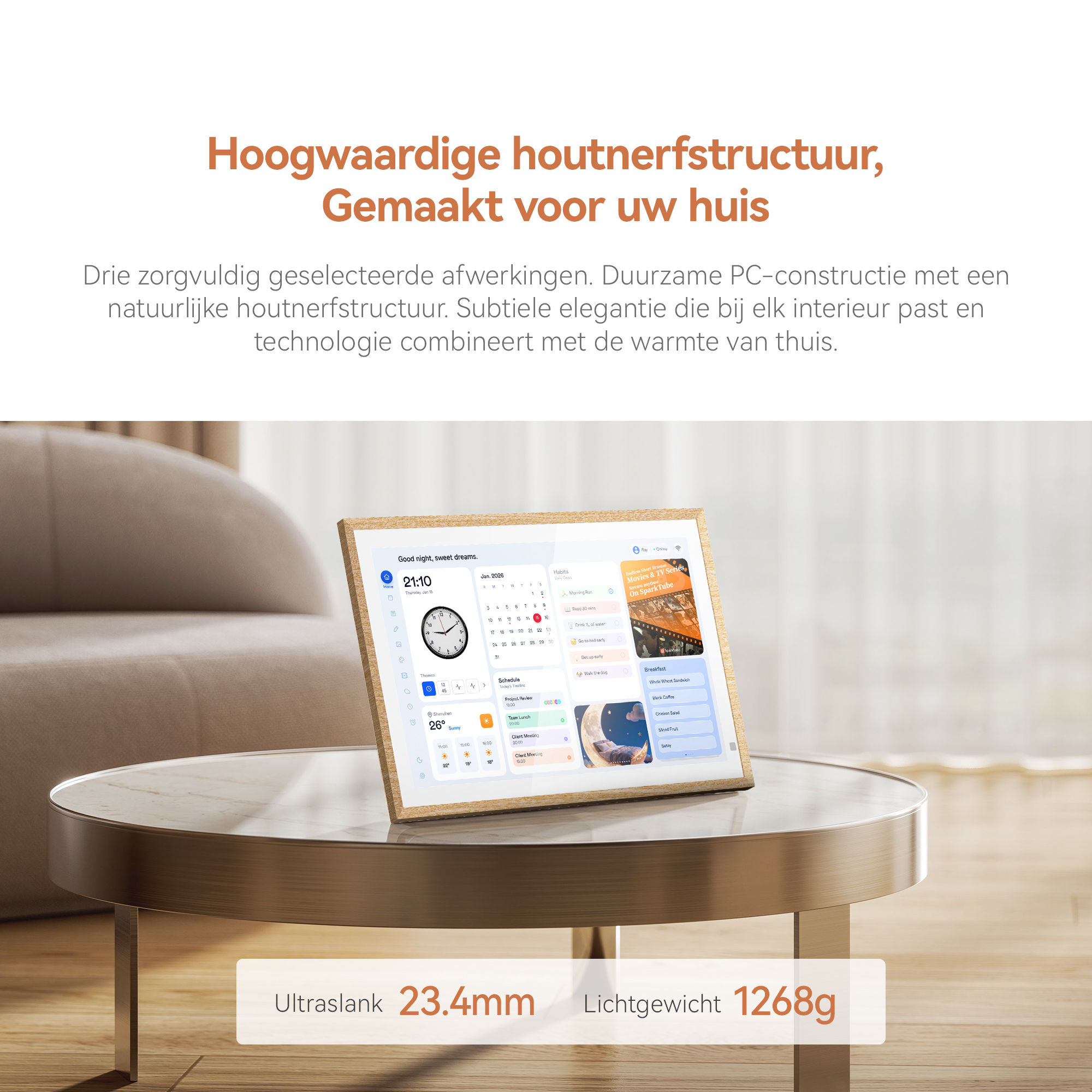 Ein Smart-Display mit Holzrahmen auf einem Couchtisch in einem modernen Wohnzimmer.