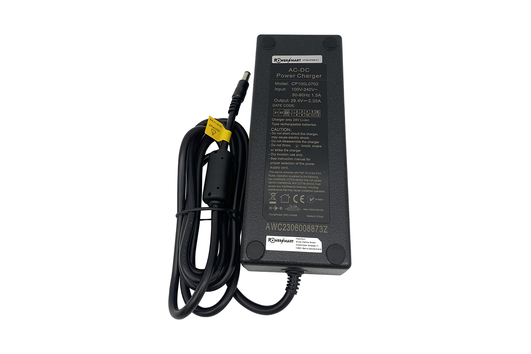 Ein schwarzes AC-DC-Netzteil mit angeschlossenem Kabel und Stecker auf weißem Hintergrund.