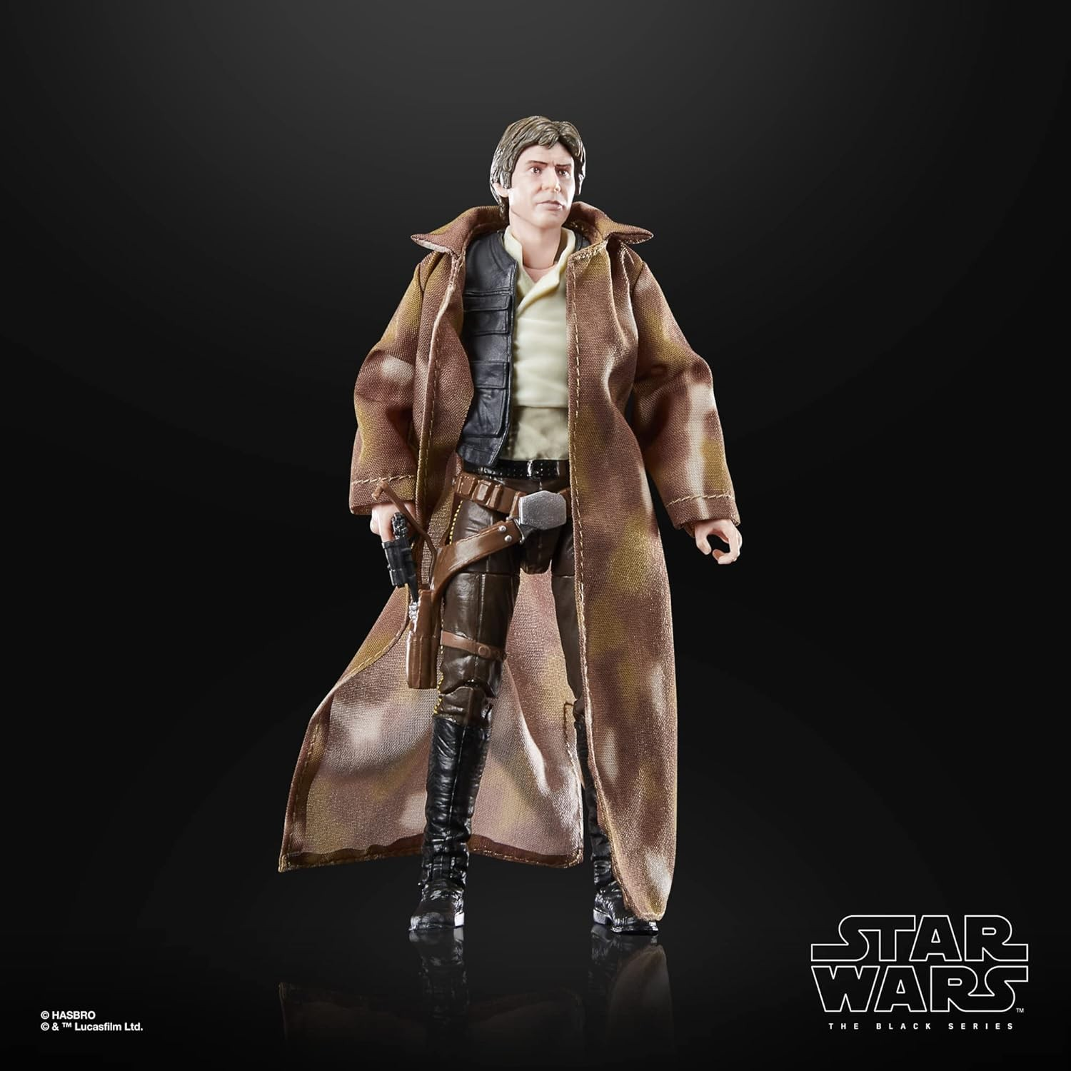 Figura de acción de Han Solo con abrigo marrón largo, chaleco negro, pistola y botas sobre fondo negro.