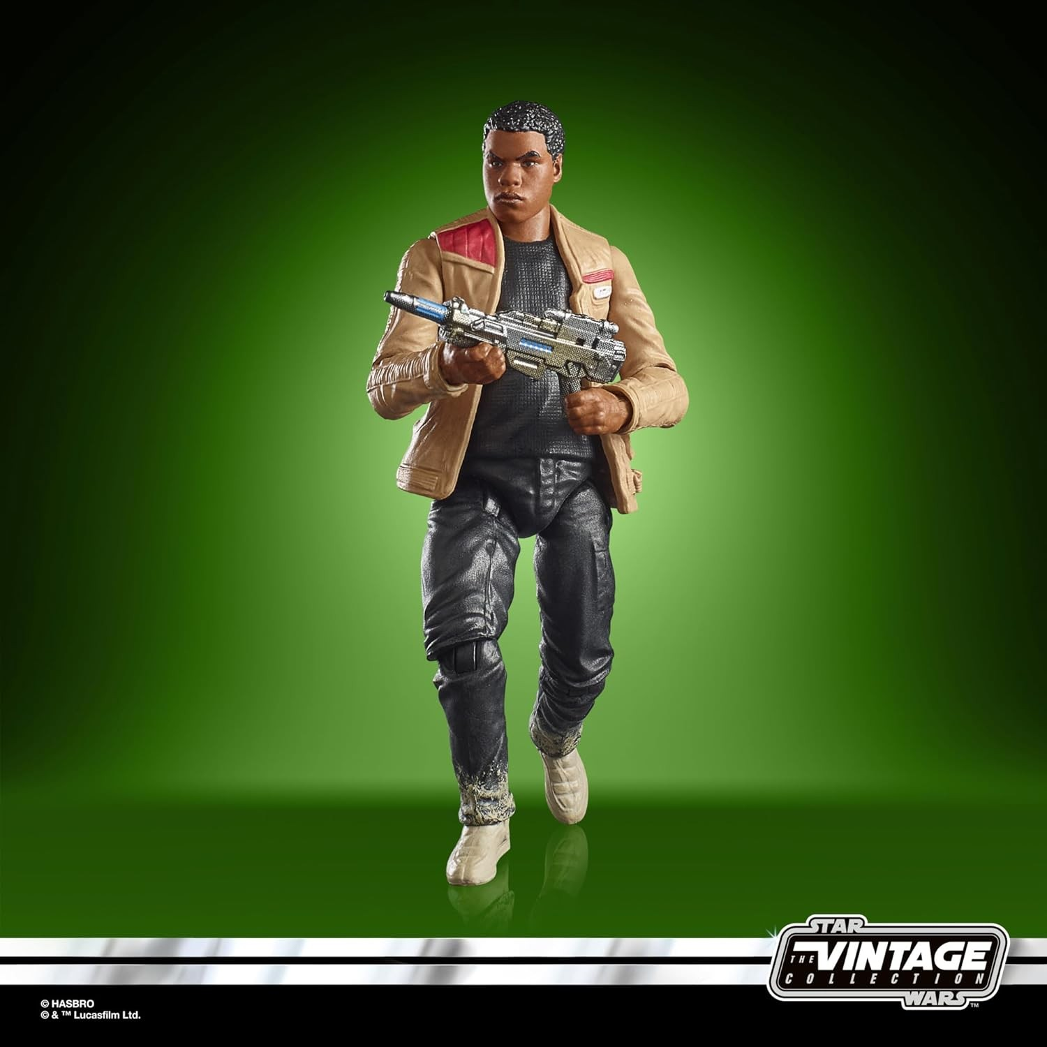 Figura de acción de Finn de Star Wars con chaqueta beige y roja, pantalón negro y pistola.