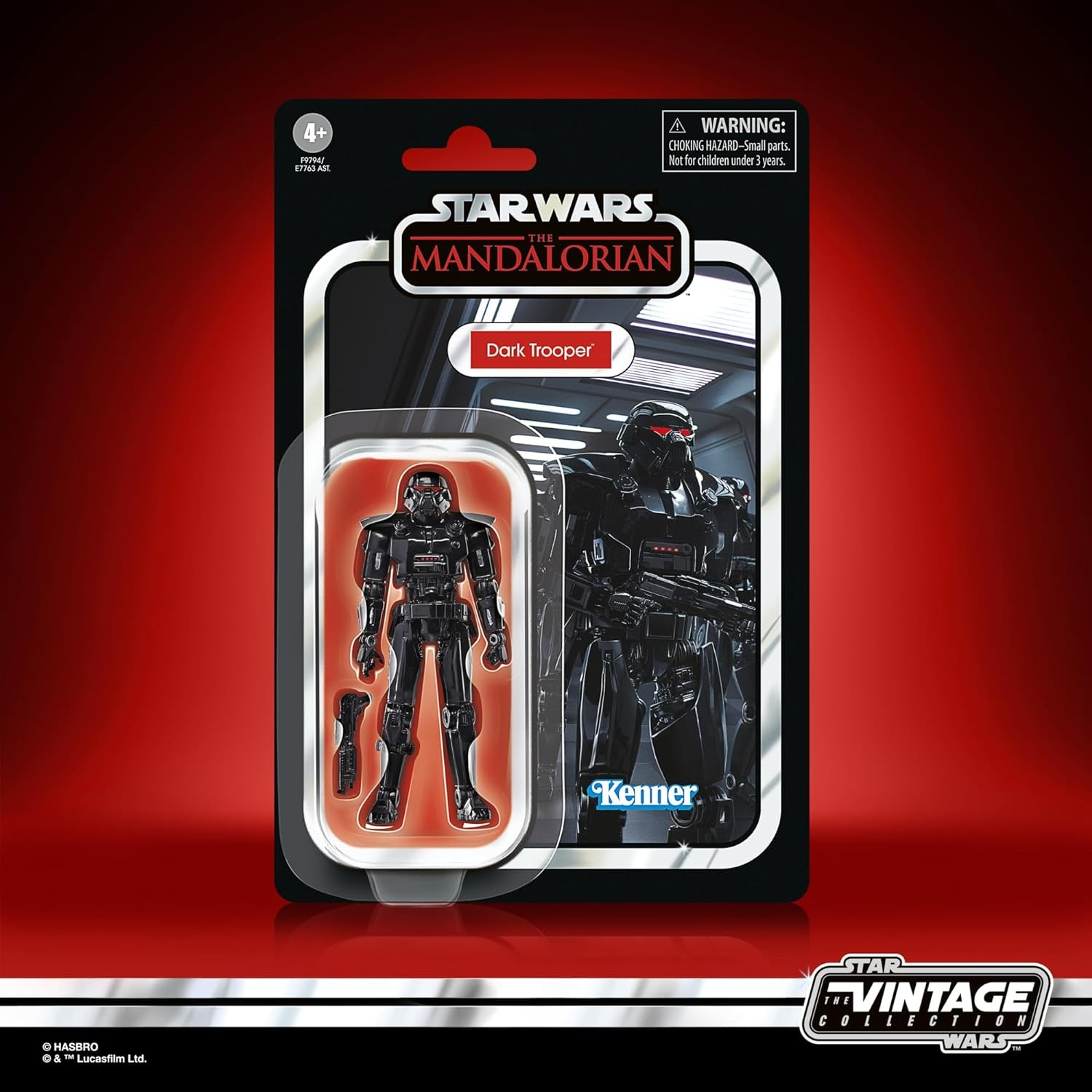 Star Wars The Mandalorian Dark Trooper Actionfigur in Originalverpackung auf rotem Hintergrund.