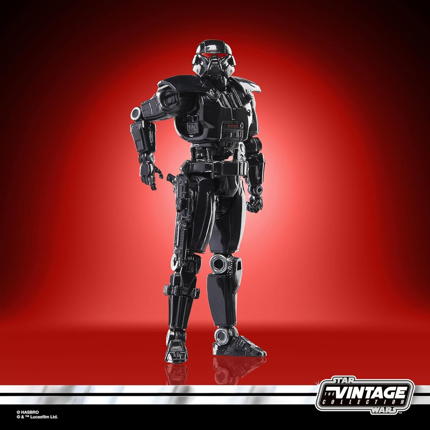Eine glänzende schwarze Actionfigur eines Sturmtrupplers mit roten Augen vor einem roten Hintergrund.