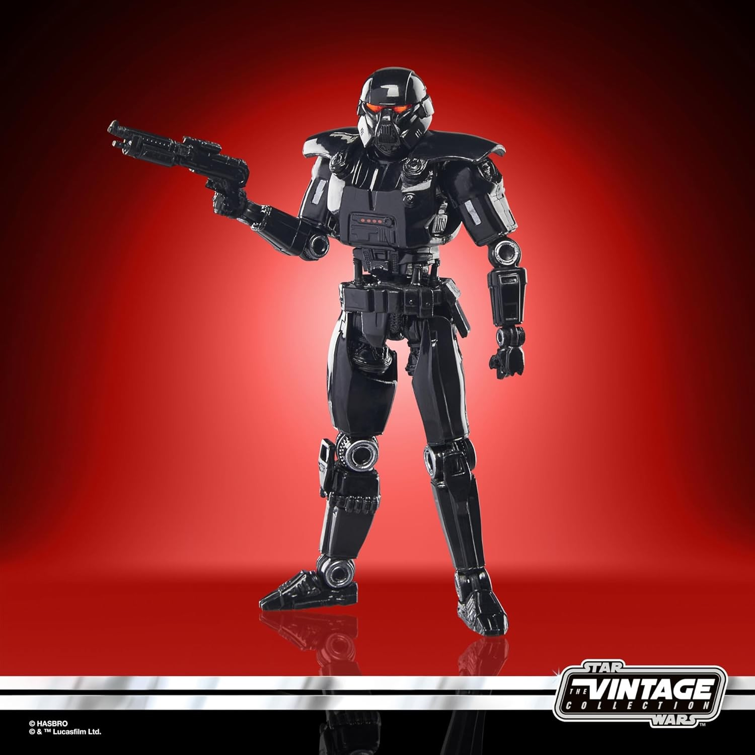 Eine schwarze Dark Trooper Actionfigur hält eine Waffe vor rotem Hintergrund.