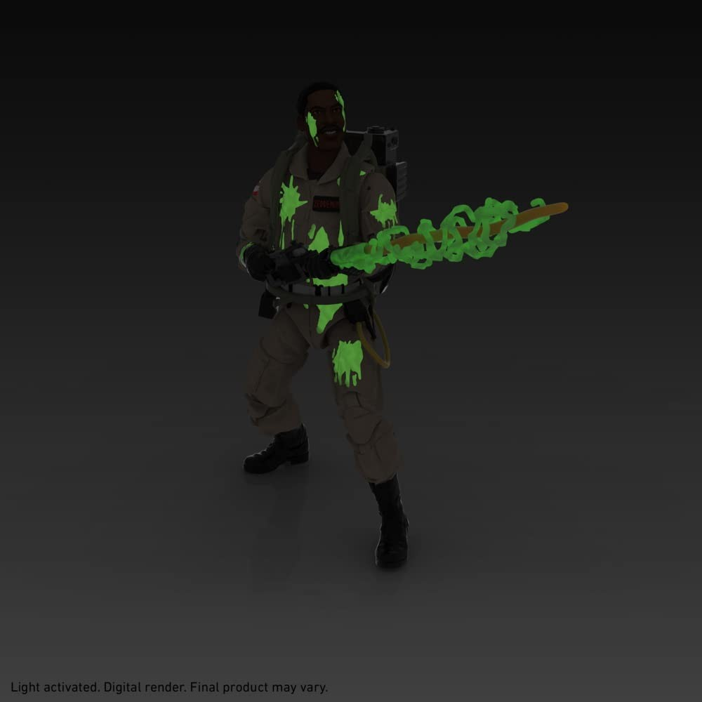Una figura de acción de Ghostbusters brilla con baba verde en su traje y arma sobre un fondo oscuro.