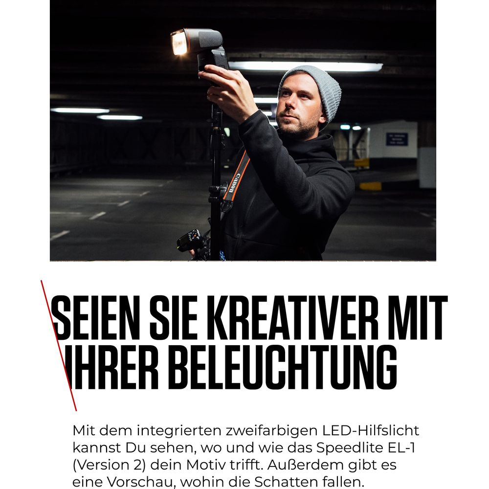 Ein Mann mit Mütze stellt in einer dunklen Tiefgarage einen Blitz ein.