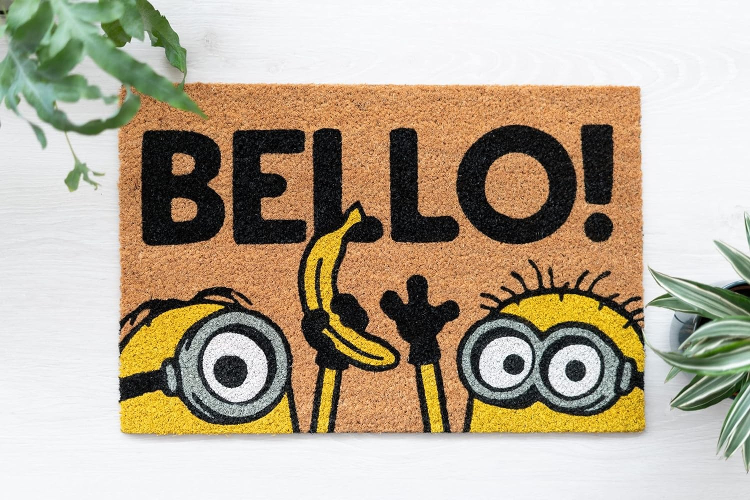 Un zerbino in fibra di cocco con Minion che tengono una banana e la scritta BELLO!