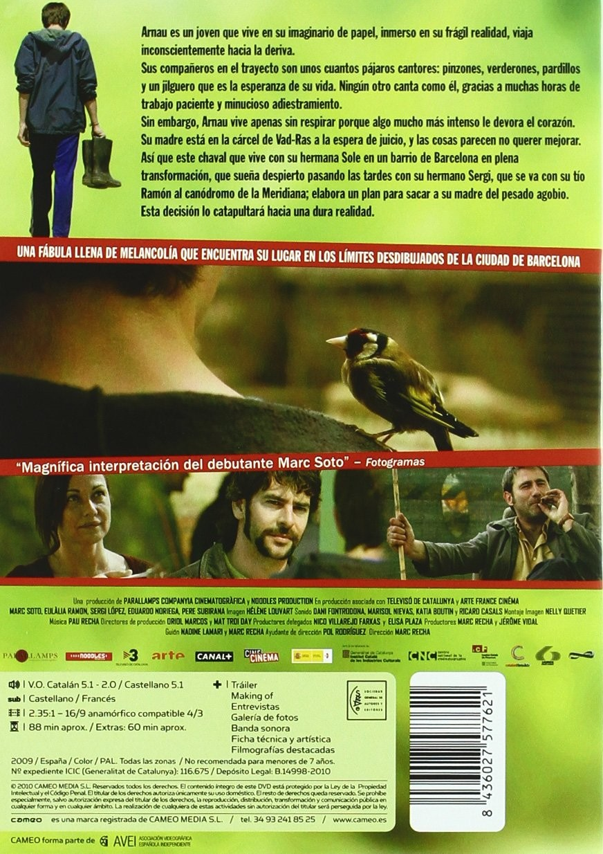Carátula de película con texto, un chico de espaldas, un pájaro y tres actores sobre fondo verde.