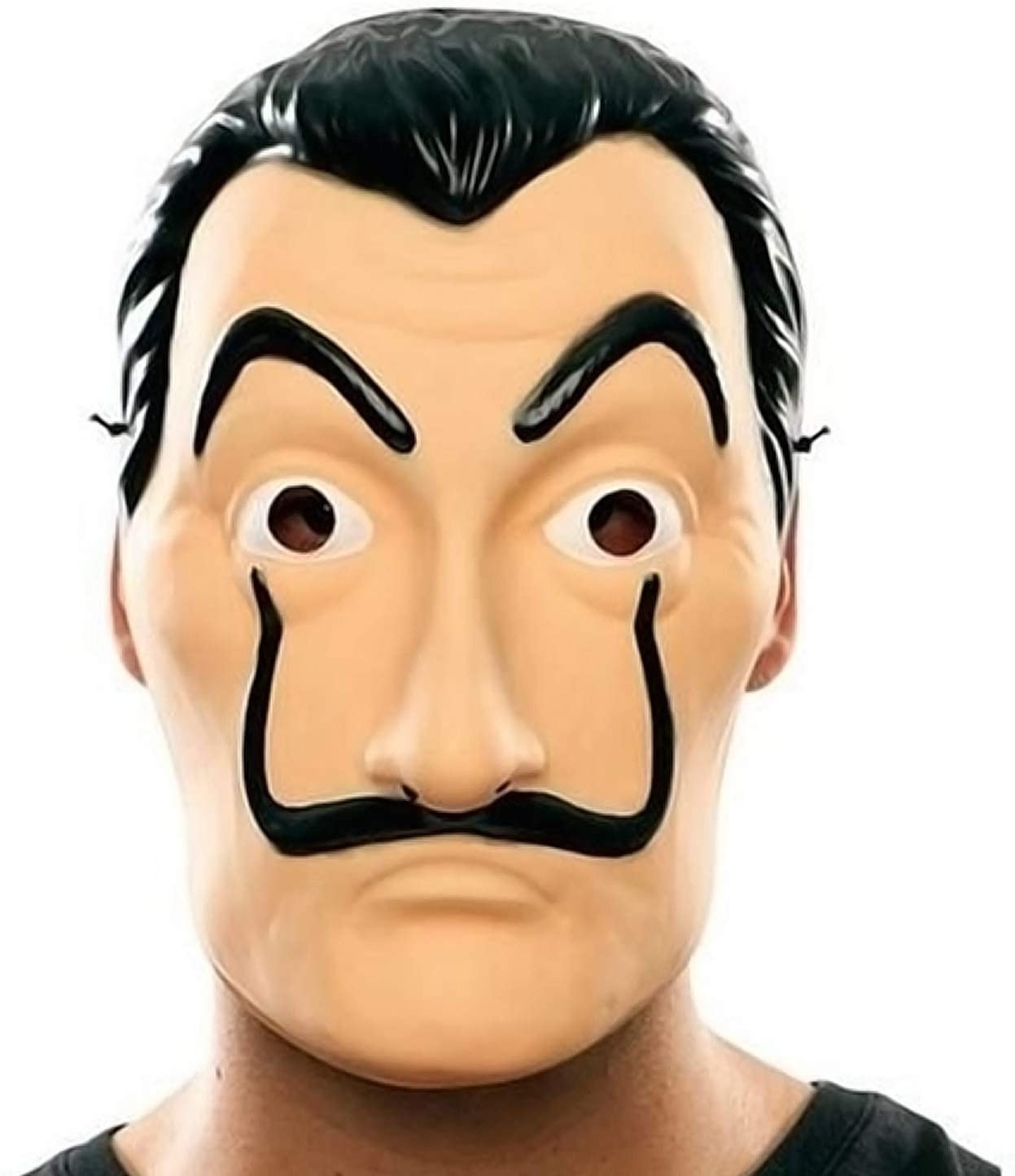 Una máscara de plástico de Salvador Dalí con bigote negro estilizado, cejas pobladas y cabello oscuro sobre fondo blanco.