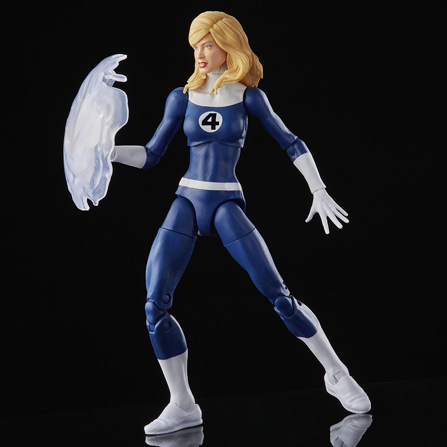 Figura de acción de Susan Storm con traje azul y blanco de los Cuatro Fantásticos y un escudo de energía transparente.