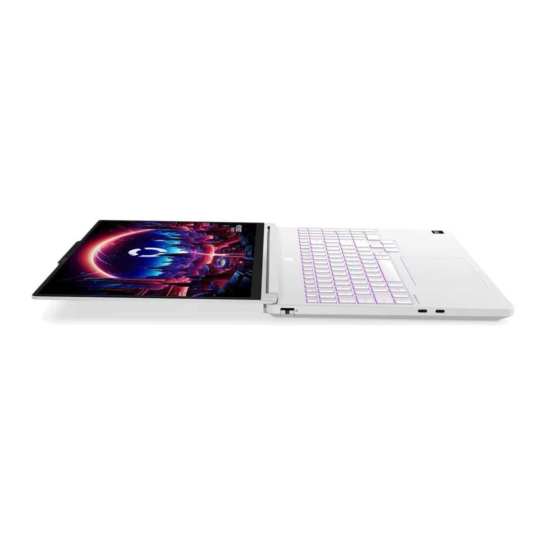 Biały laptop z kolorową grafiką ekranową i podświetlaną klawiaturą na białym tle.