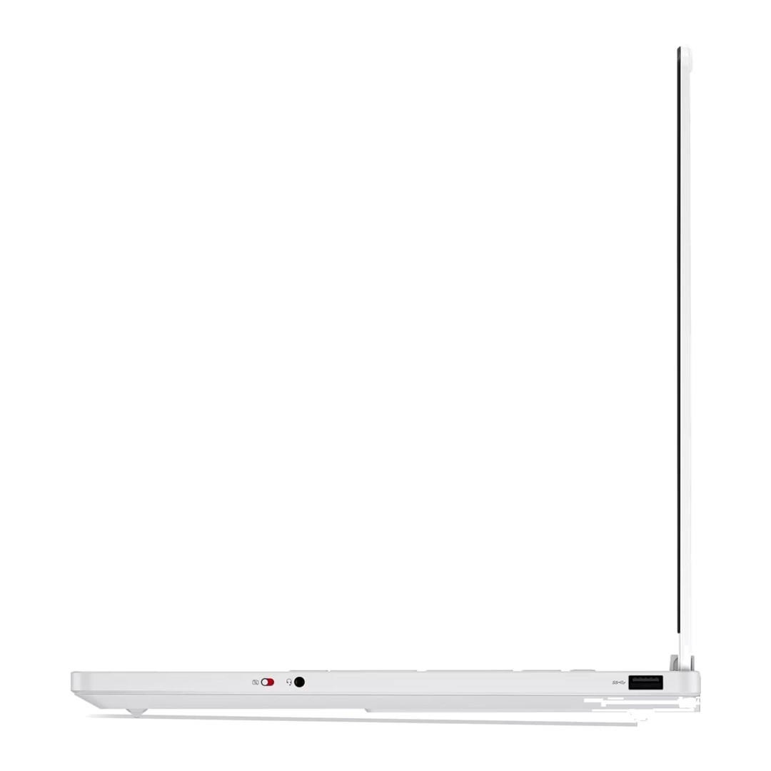 Widok z boku białego laptopa na jasnym tle z widocznymi portami.