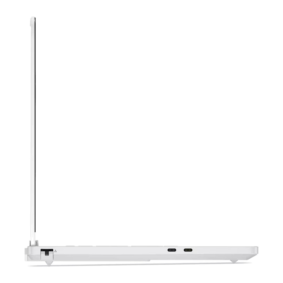 Widok z boku zamkniętego białego laptopa z widocznymi portami na białym tle.