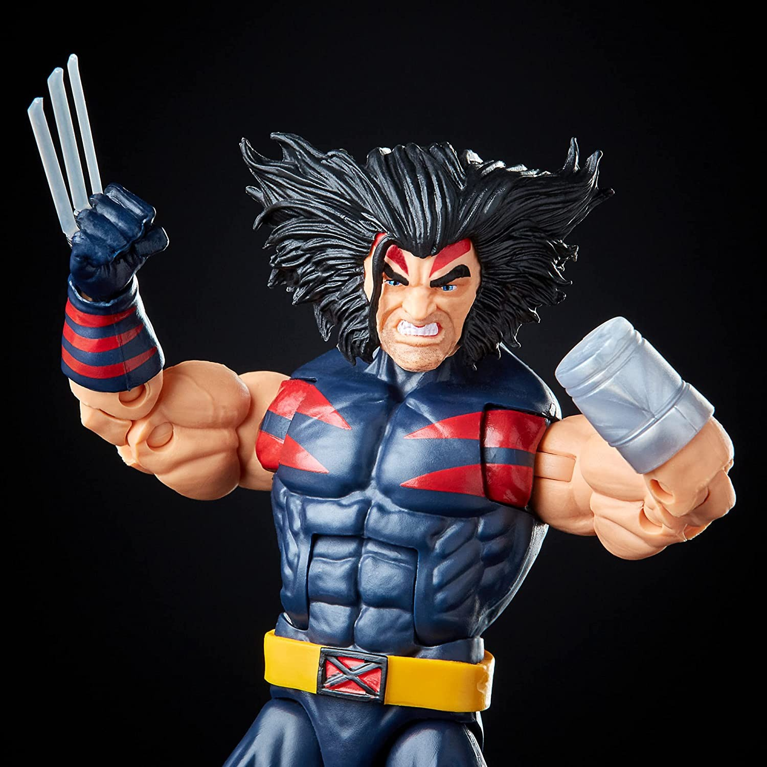 Action figure di Wolverine con abito scuro, artigli su una mano e espressione arrabbiata su sfondo nero.