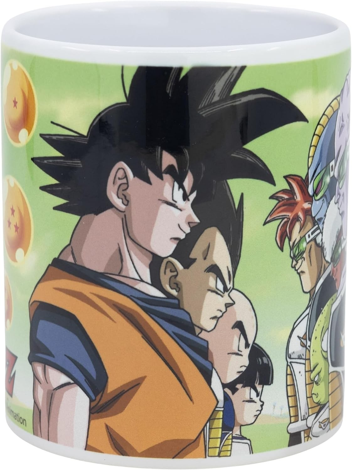 Taza blanca con personajes de Dragon Ball Z como Goku y Vegeta sobre fondo verde.