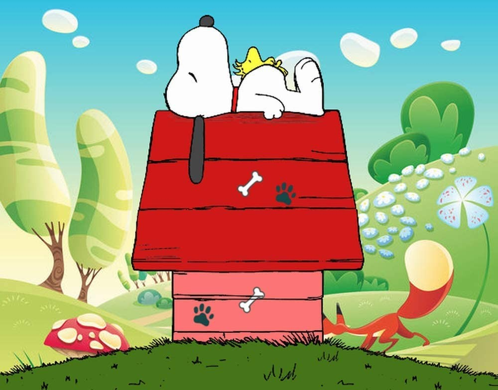 Snoopy duerme en su caseta roja en un paisaje colorido.