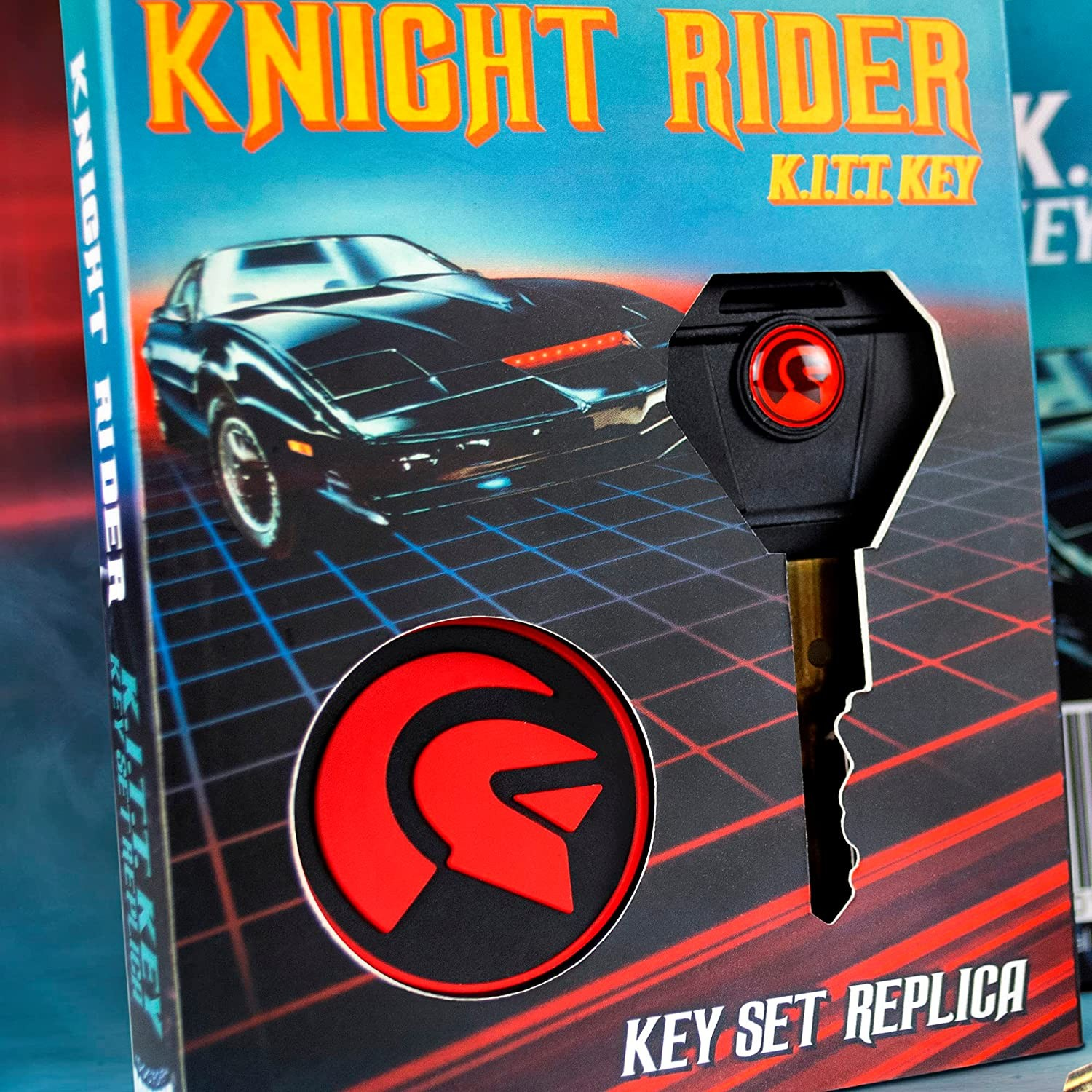 Réplica de llave de auto Knight Rider K.I.T.T. en caja con el auto y logotipo.