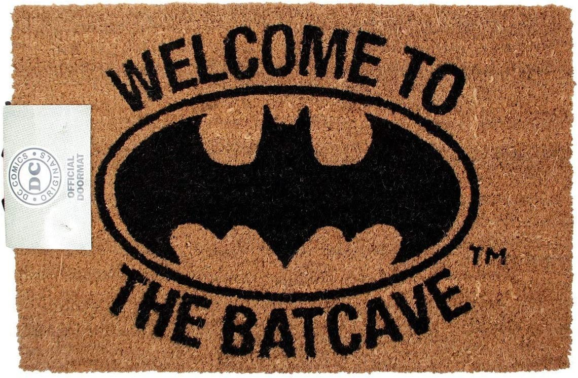 Felpudo de fibra de coco marrón con el logo de Batman y el texto 'WELCOME TO THE BATCAVE' y etiqueta de DC.