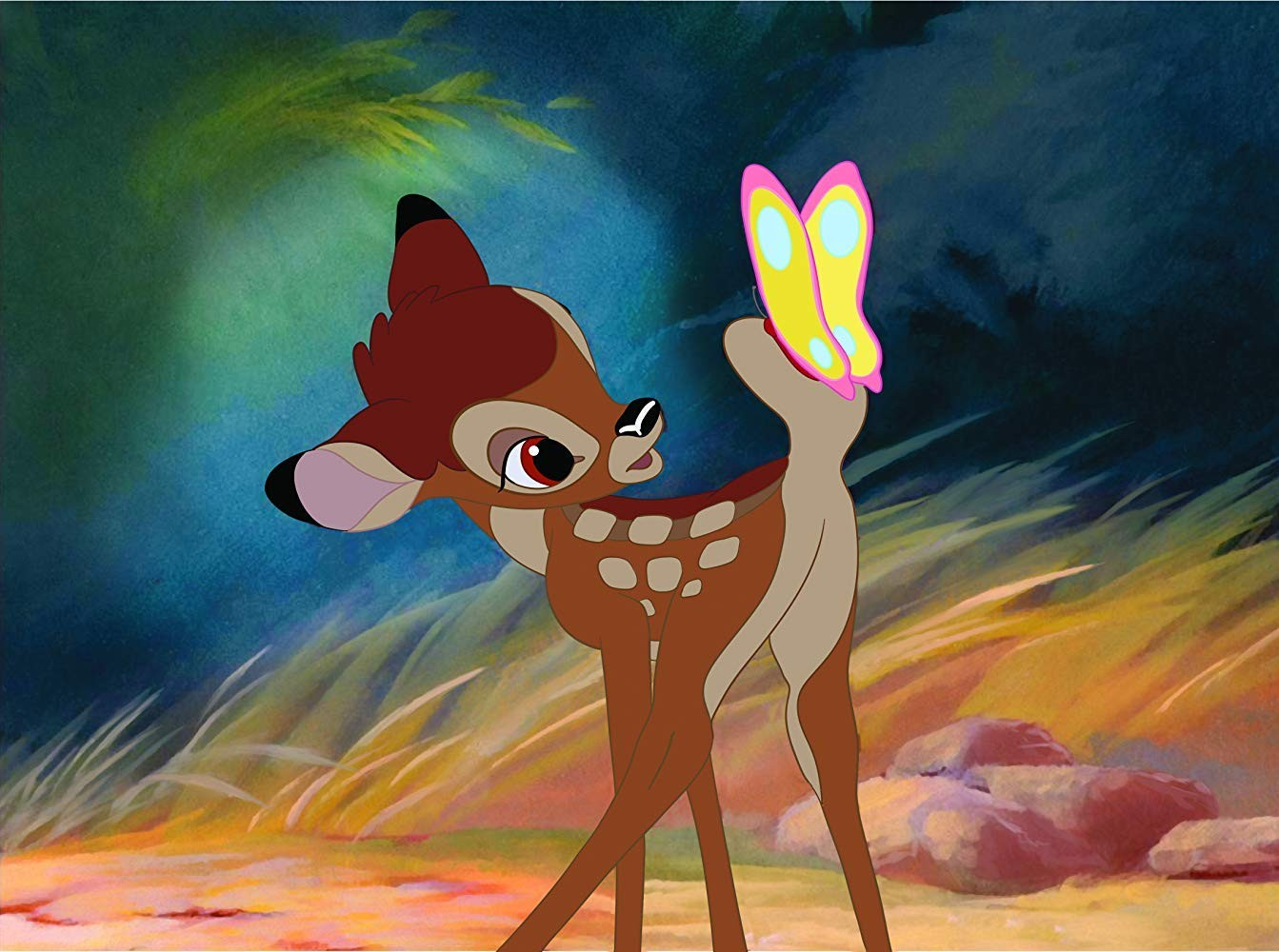 Un cervatillo marrón mira hacia atrás a una mariposa amarilla y rosa en su cola en el bosque.