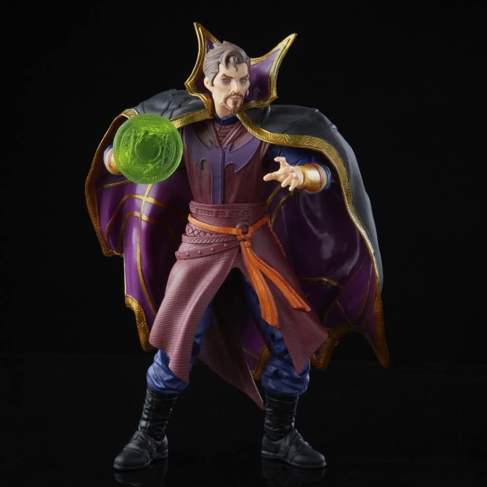 Una figura de acción de Doctor Strange con un escudo mágico verde sobre fondo negro.