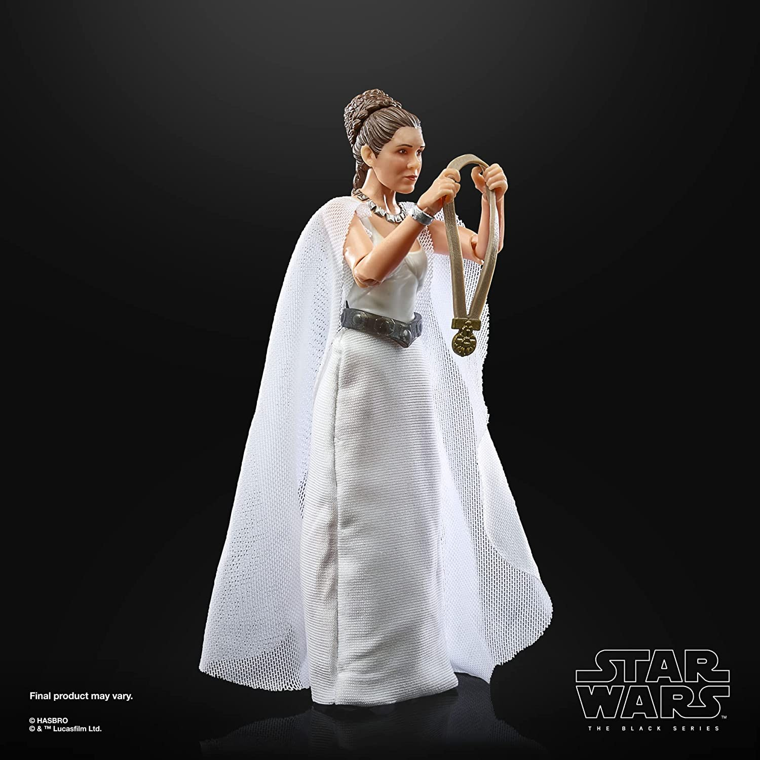 Figura de acción de la Princesa Leia con vestido blanco y capa sosteniendo una medalla de oro.