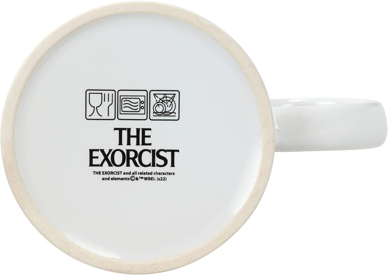 Fondo de una taza blanca con el logotipo de The Exorcist y símbolos de cuidado.