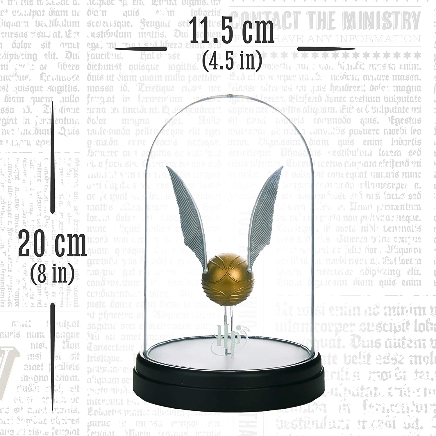 Goldener Schnatz mit ausgebreiteten Silberflügeln unter einer Glasglocke auf schwarzem Sockel mit Maßangaben.