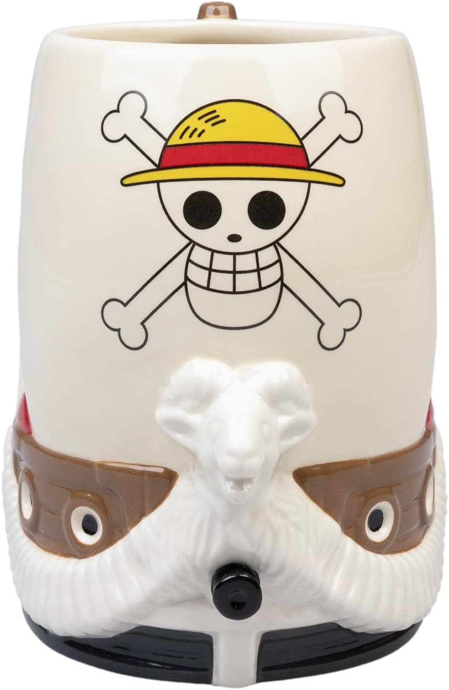 Una taza de cerámica blanca con la Jolly Roger de One Piece, sombrero y carnero.
