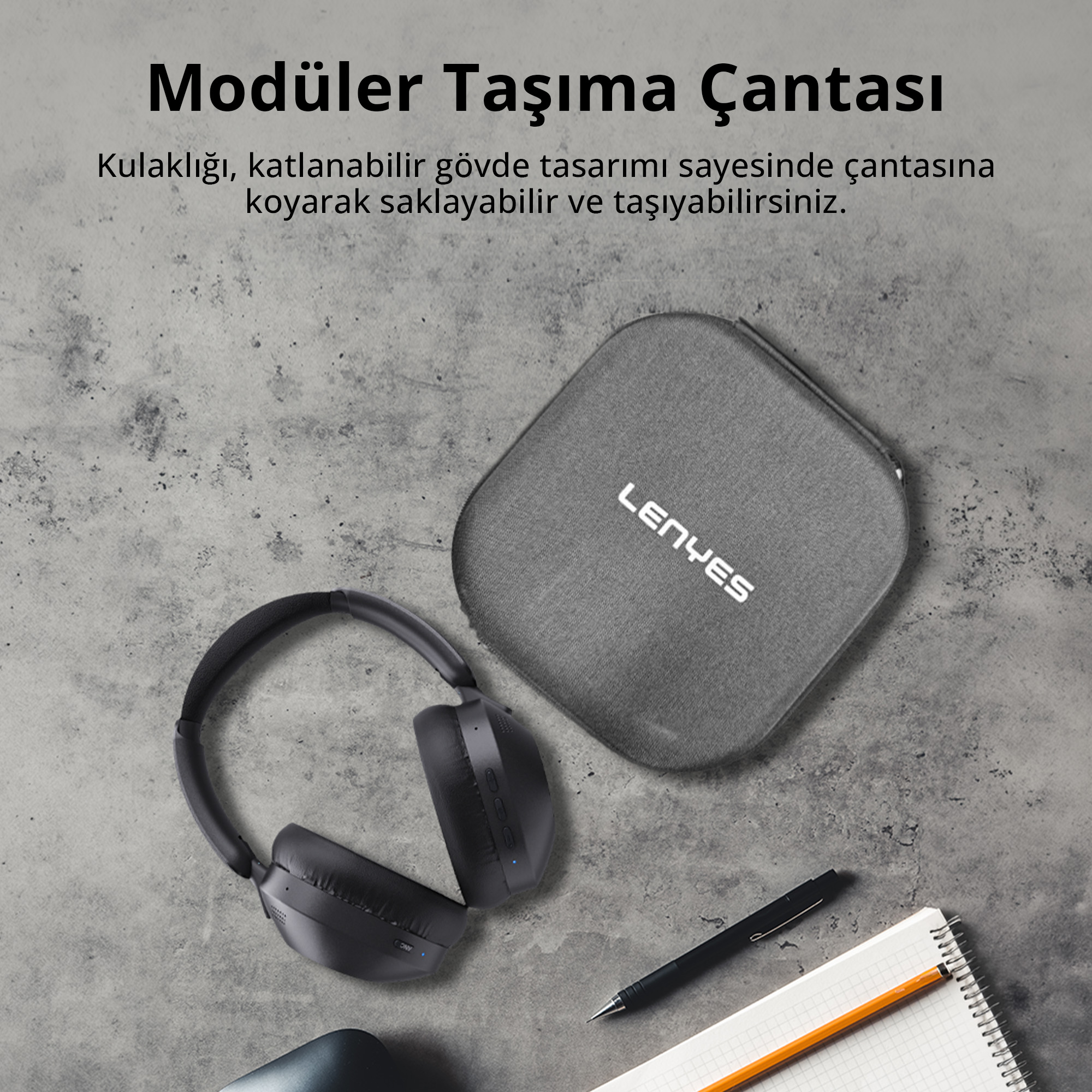 Siyah kulaklık, Lenyes logolu gri çanta, defter ve kalemler gri zemin üzerinde.