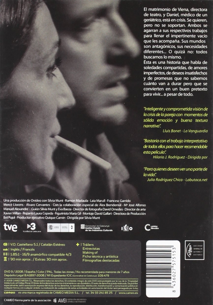 Contraportada de DVD con texto, una foto de perfil en blanco y negro de dos personas y un código de barras.