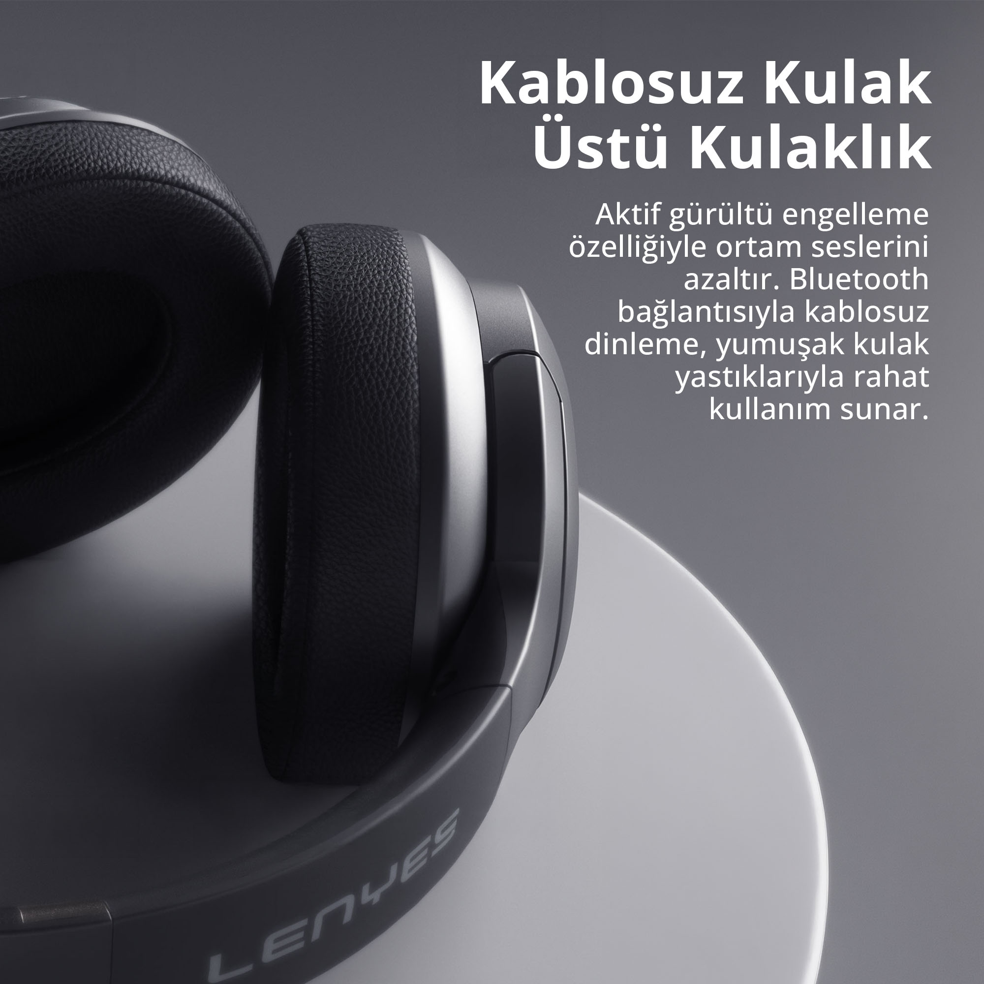 Yuvarlak masa üzerinde siyah Lenyes kablosuz kulak üstü kulaklık ve reklam metni.