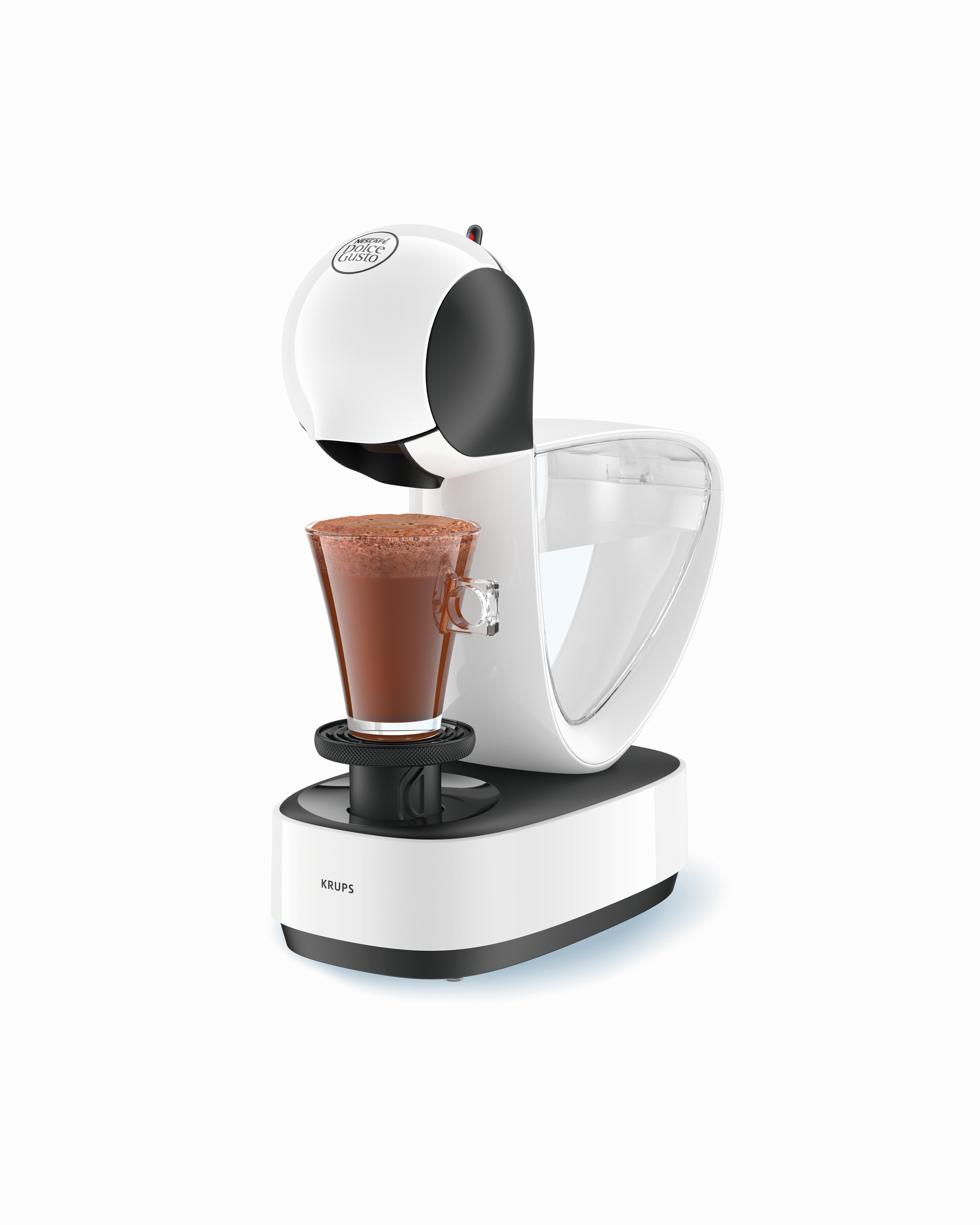 Eine weiß-schwarze Krups Dolce Gusto Kaffeemaschine füllt eine Tasse mit braunem Kaffee vor weißem Hintergrund.