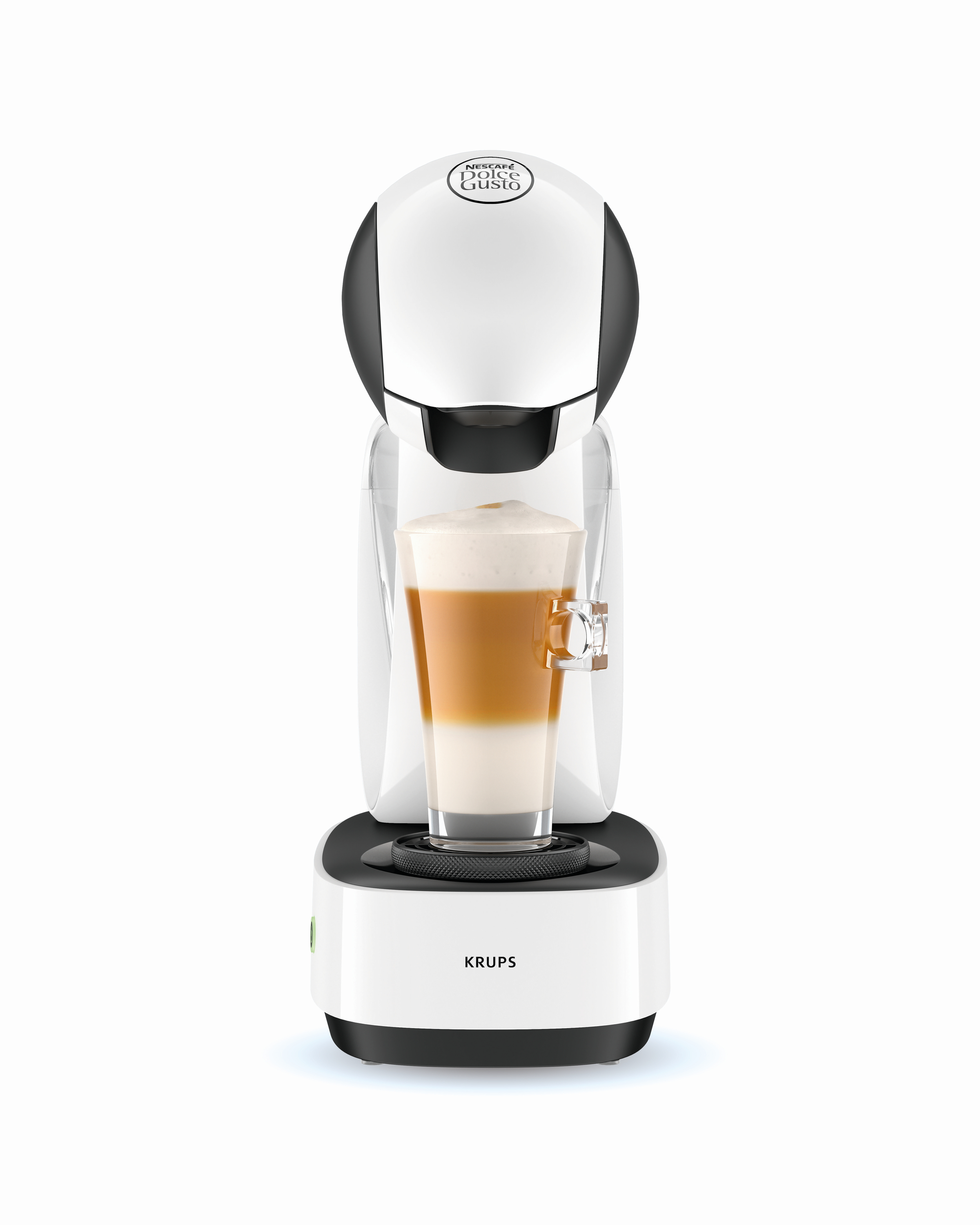 Eine weiße und schwarze Krups Kaffeemaschine mit einer Glas-Tasse gefüllt mit Latte Macchiato auf weißem Hintergrund.