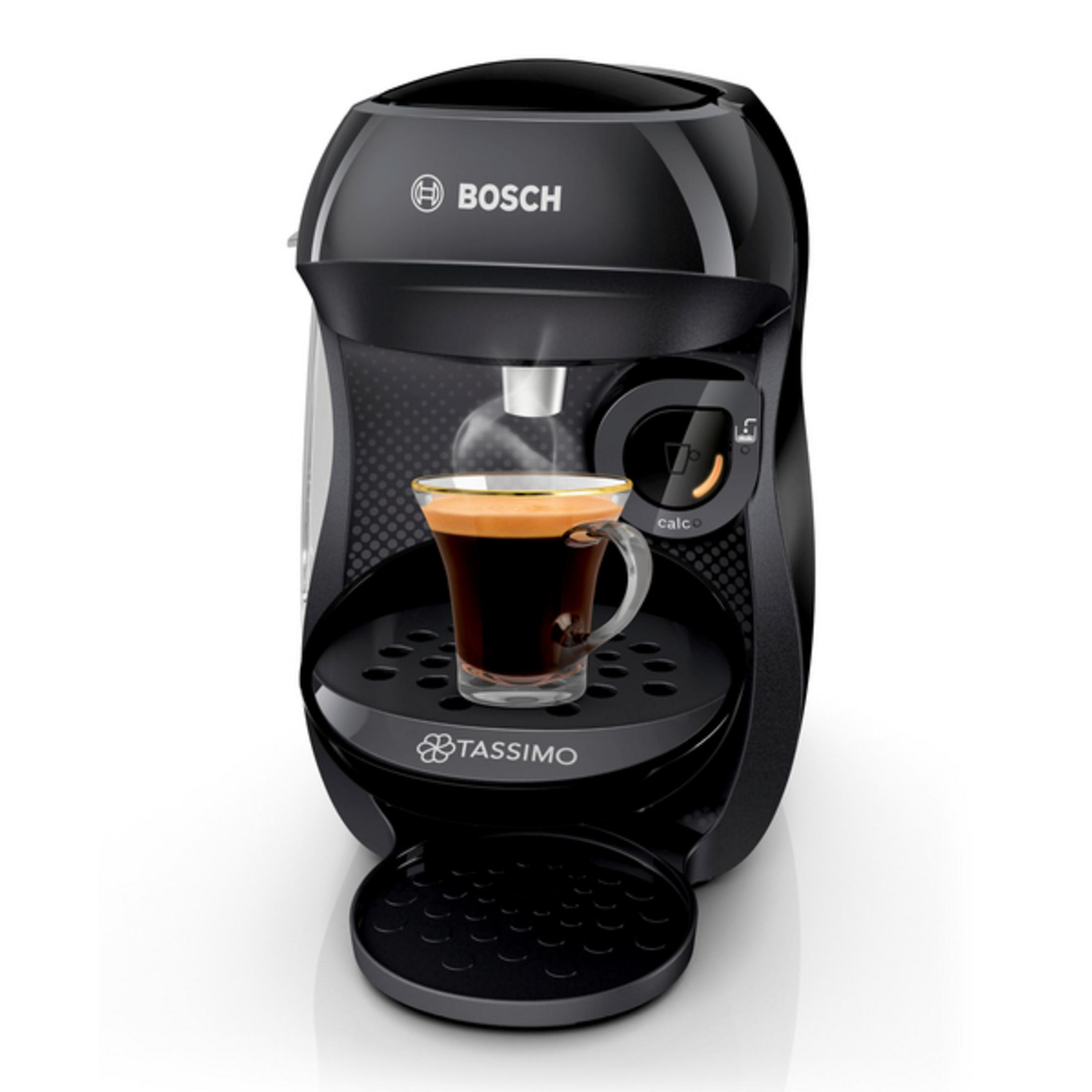 Czarny ekspres do kawy Bosch Tassimo z filiżanką kawy na tacce ociekowej.