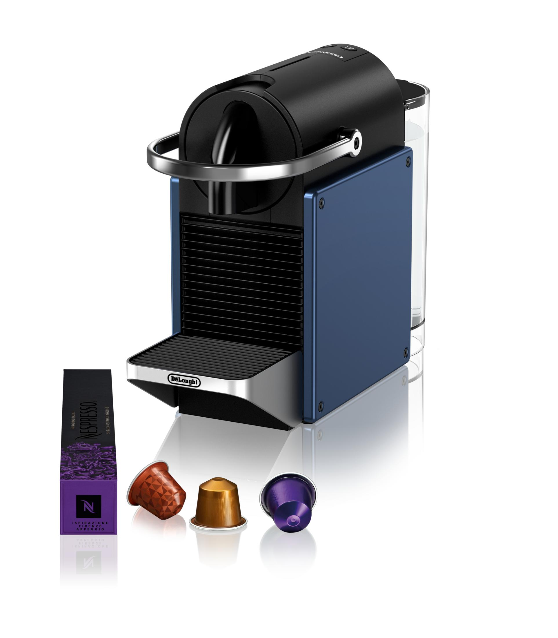Cafetière Nespresso bleue avec une boîte de capsules et trois capsules colorées sur fond blanc.