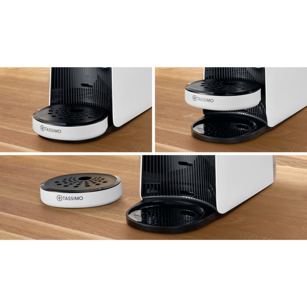Drei Ansichten einer weißen Tassimo-Kaffeemaschine mit abnehmbarer Abtropfschale auf Holztisch.