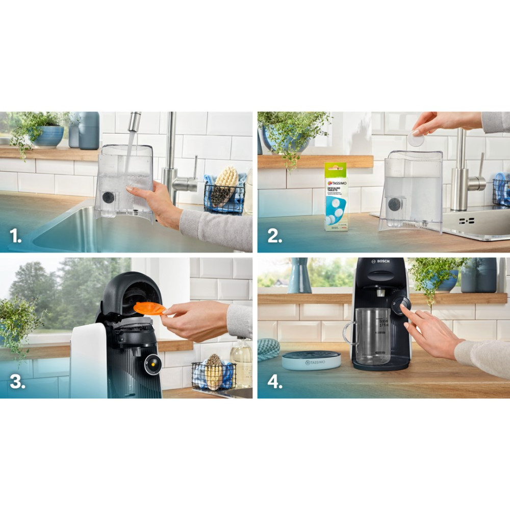 Vier Schritte zeigen die Entkalkung einer Kaffeemaschine: Wasser einfüllen, Tablette hinzufügen, Disc einlegen, starten.