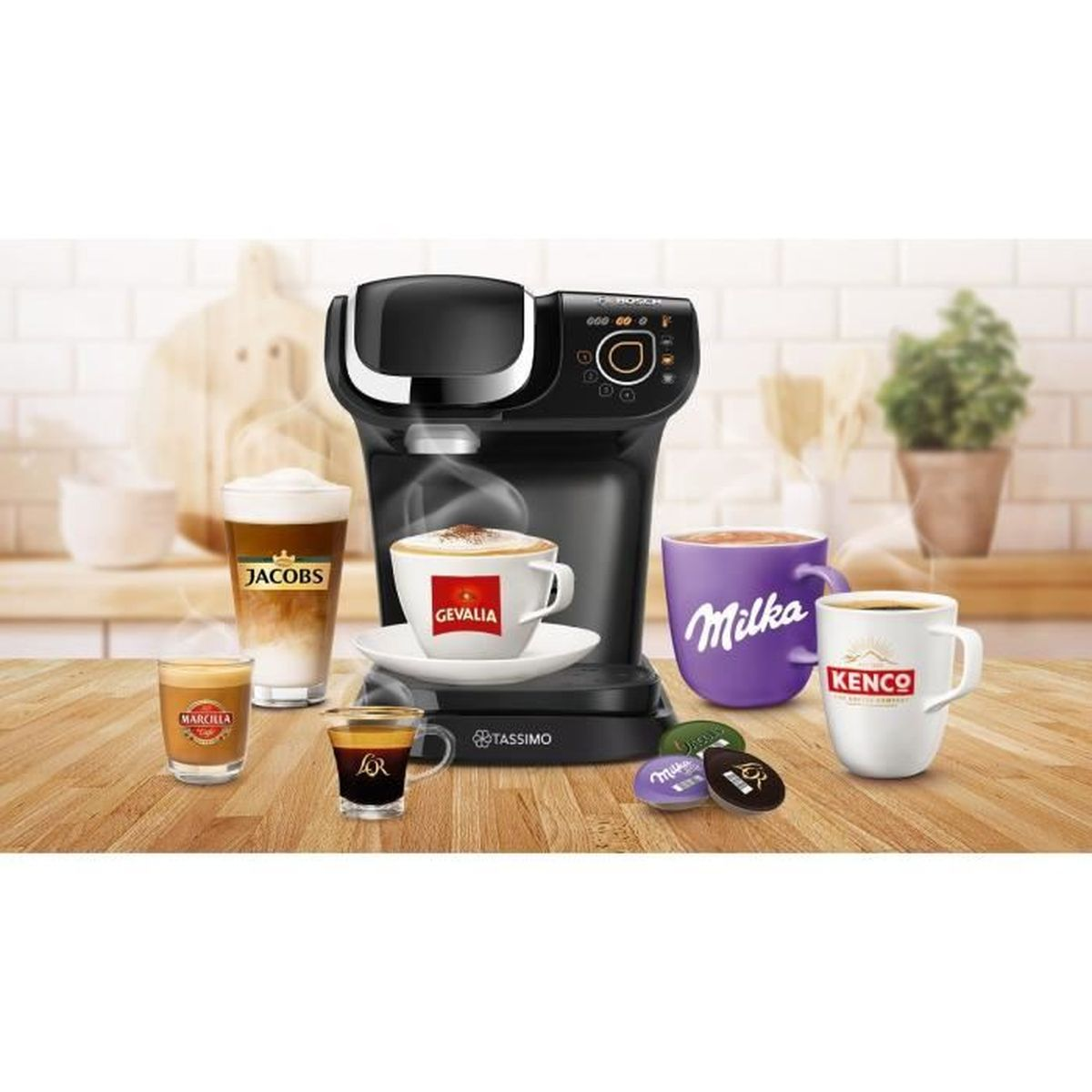 Una cafetera Tassimo negra en una mesa de cocina de madera, rodeada de varias tazas de café y cápsulas.