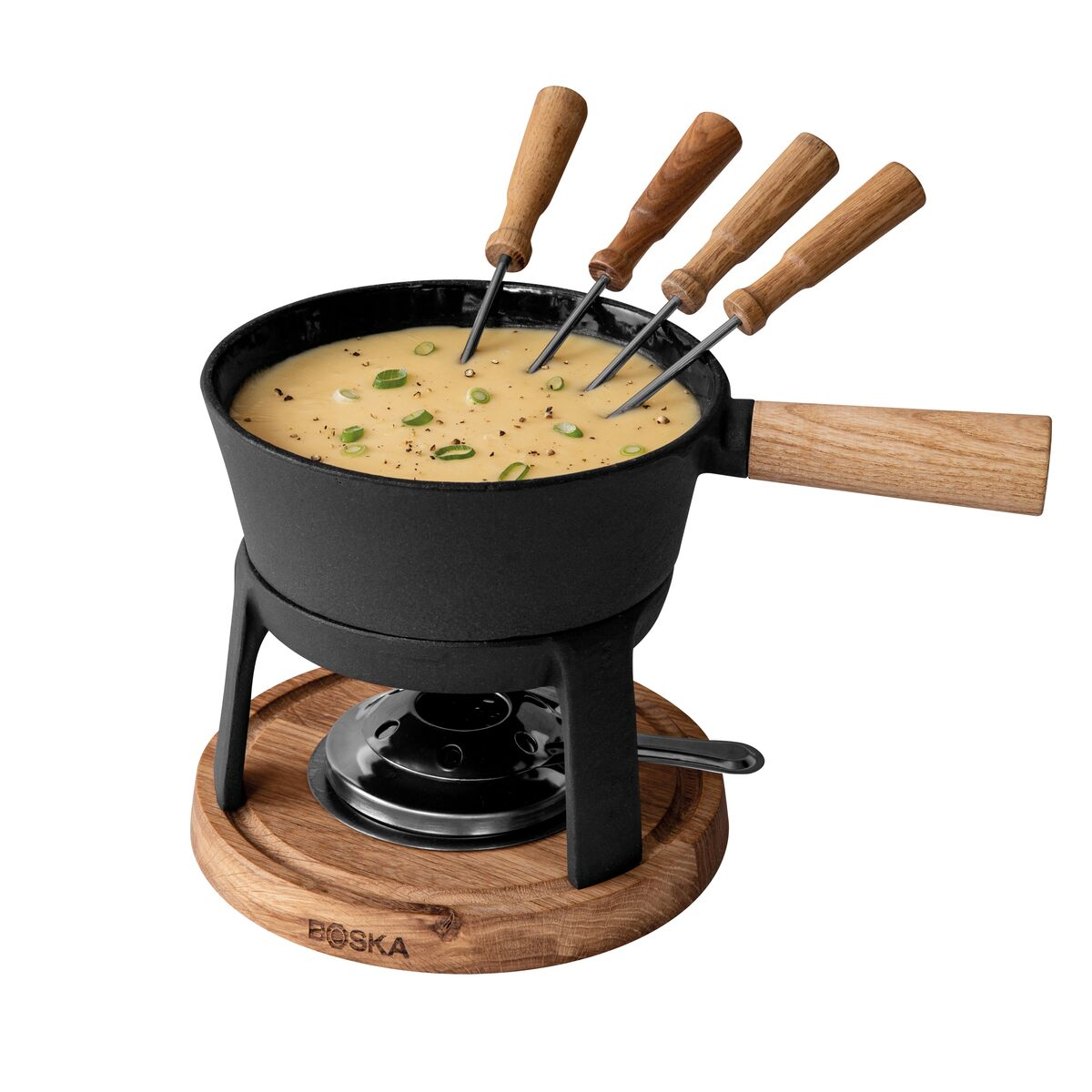 Schwarzes Fondue-Set auf Holzbrett mit vier Spießen und geschmolzenem Käse.