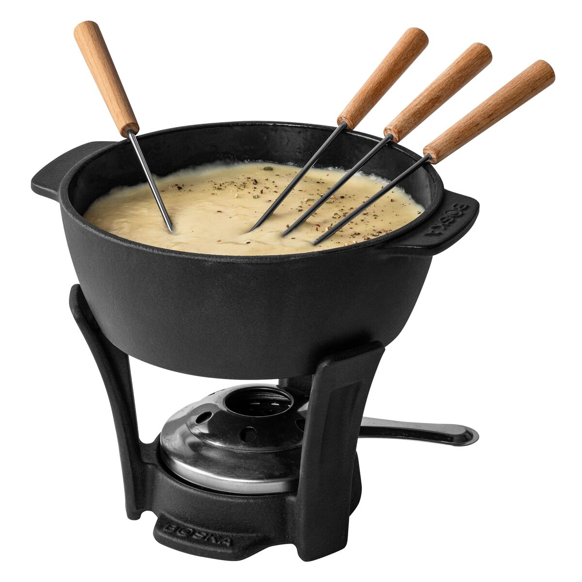 Ein schwarzer Gusseisen-Fonduepott auf einem Ständer mit vier Holzgabeln, gefüllt mit geschmolzenem Käse.