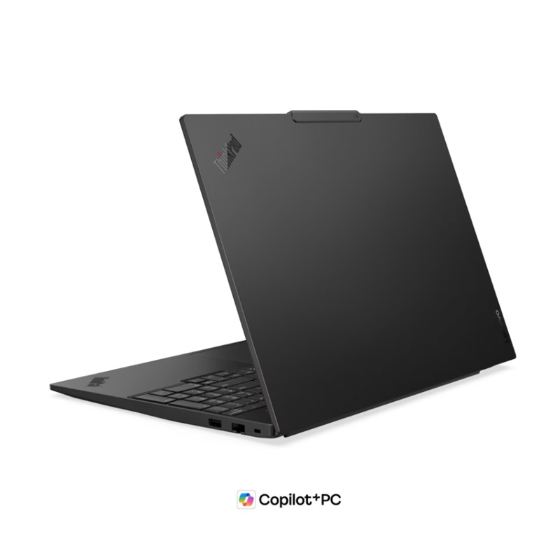 Beyaz bir zemin üzerinde siyah kapalı bir Lenovo ThinkPad dizüstü bilgisayar görülüyor.