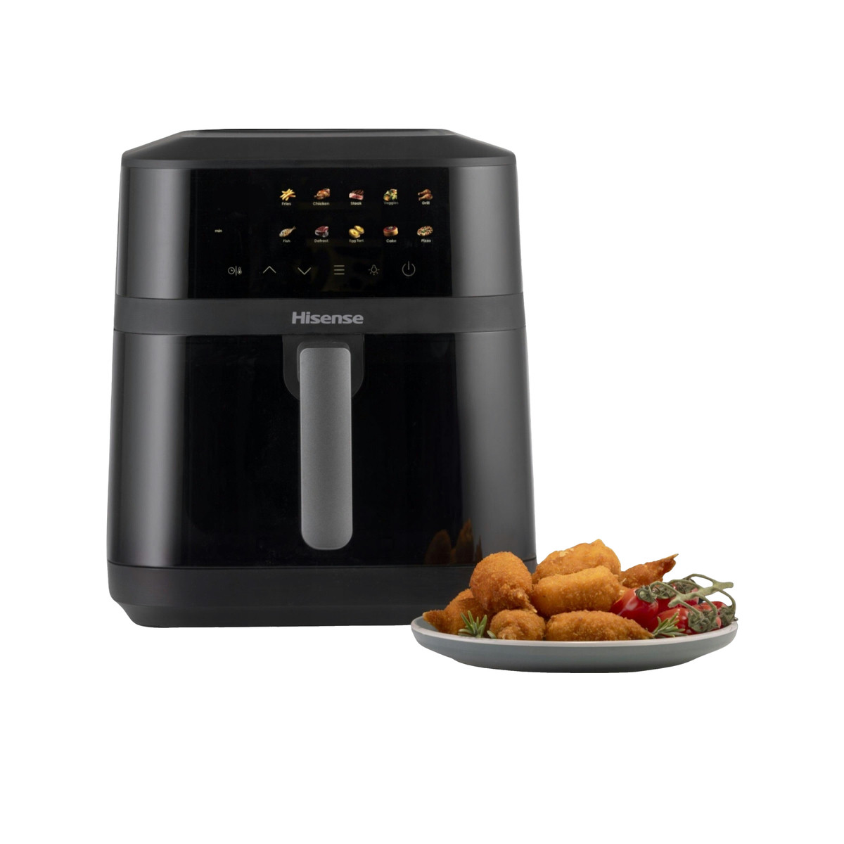Una friggitrice ad aria nera Hisense si trova accanto a un piatto di cibo fritto e pomodori.