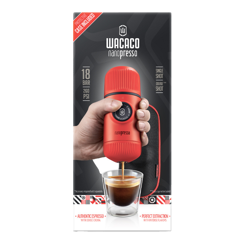 Empaque de una cafetera Wacaco Nanopresso roja, mostrando café vertido en un vaso.