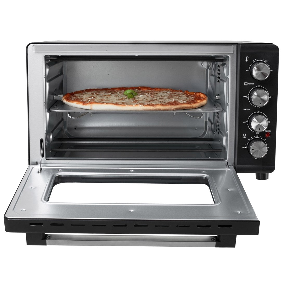Czarno-srebrny piekarnik nablatowy z otwartymi drzwiczkami i pizzą na ruszcie w środku.