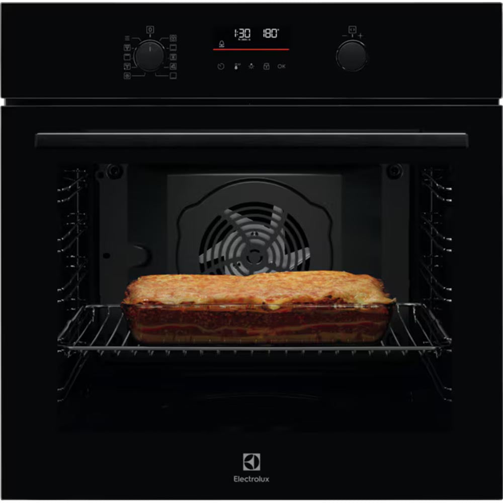 Un forno da incasso Electrolux nero con display digitale e una lasagna in una teglia.
