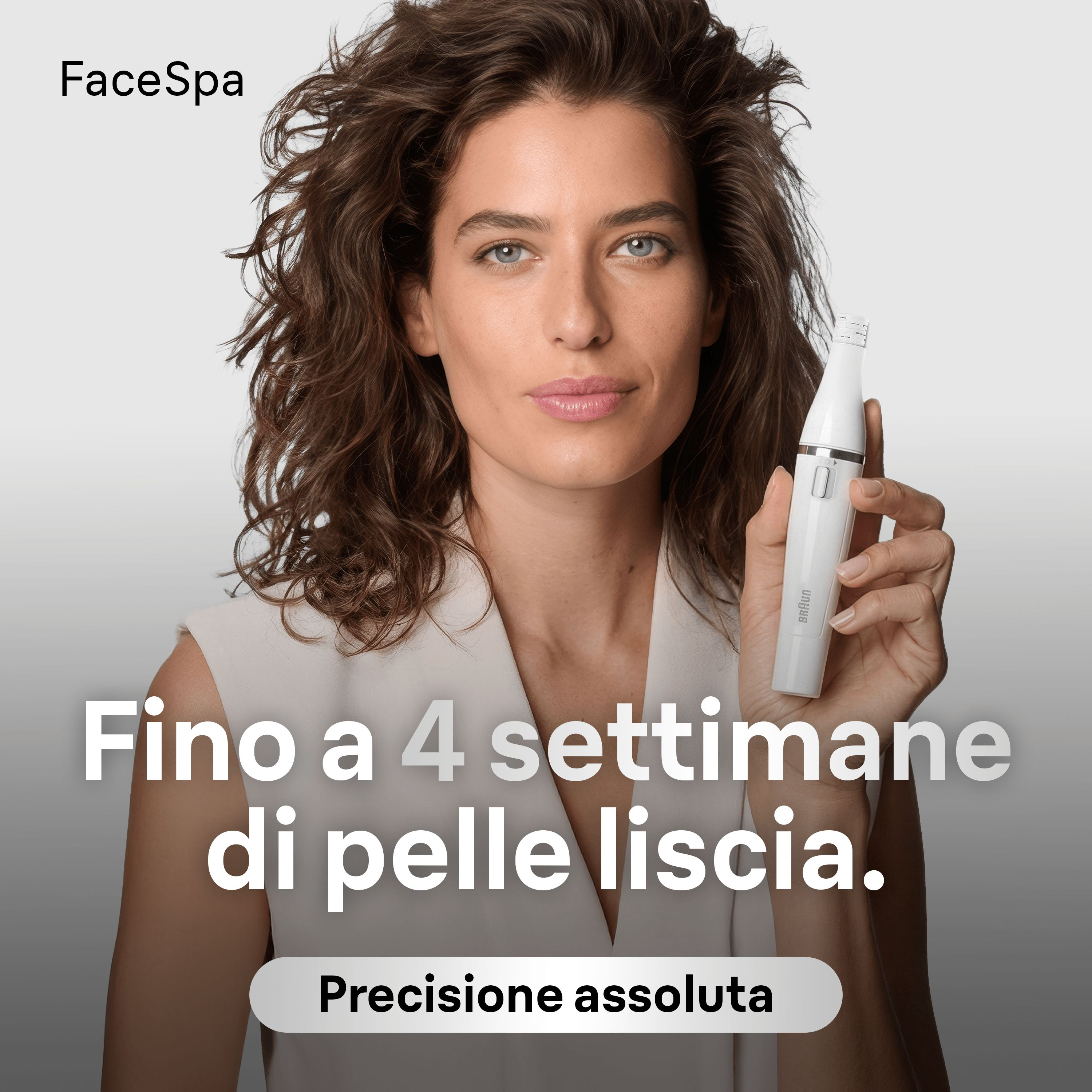 Una donna tiene in mano un epilatore viso bianco Braun FaceSpa con la scritta promozionale.