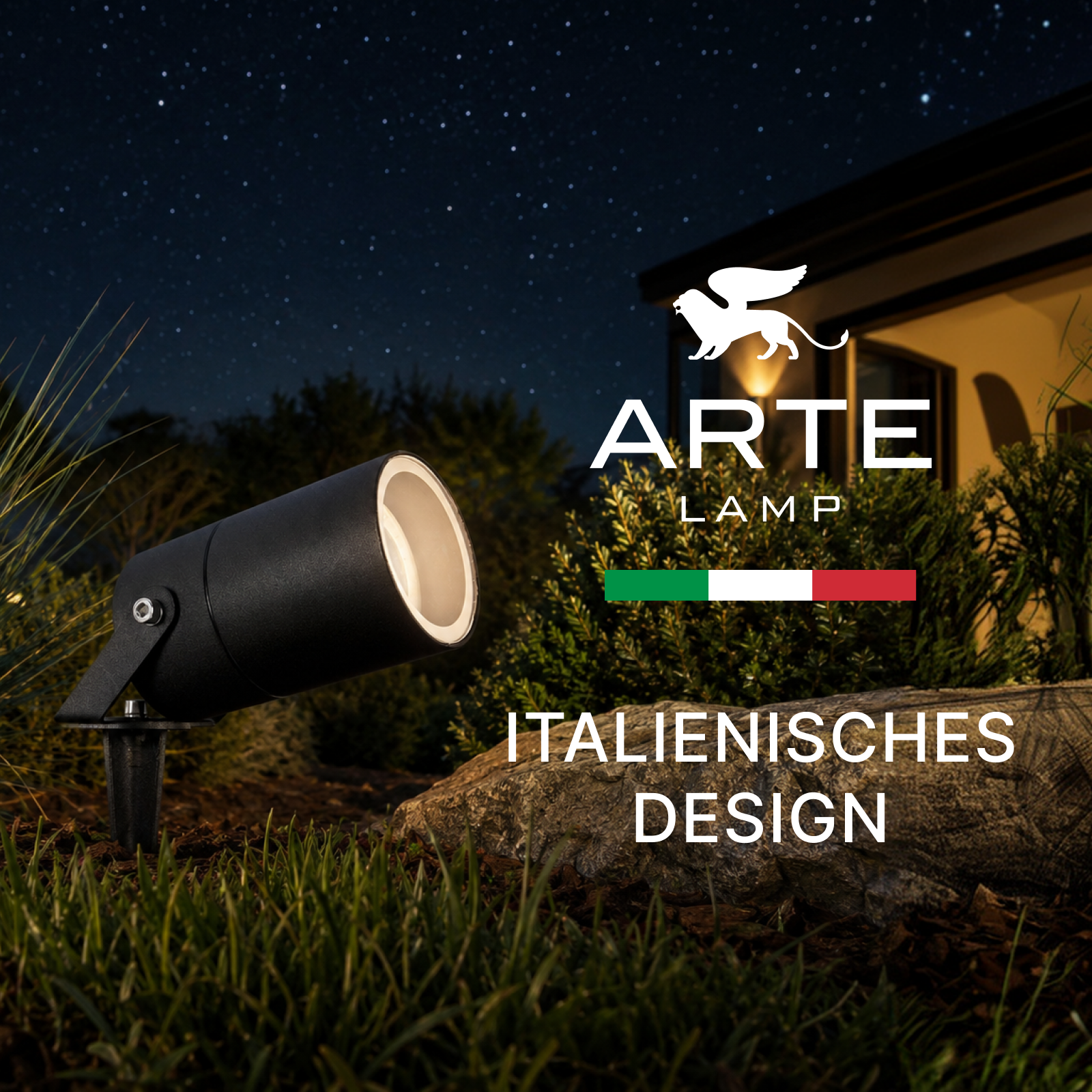 Schwarze Gartenlampe im Gras vor einem Haus bei Nacht, mit Text und italienischer Flagge.