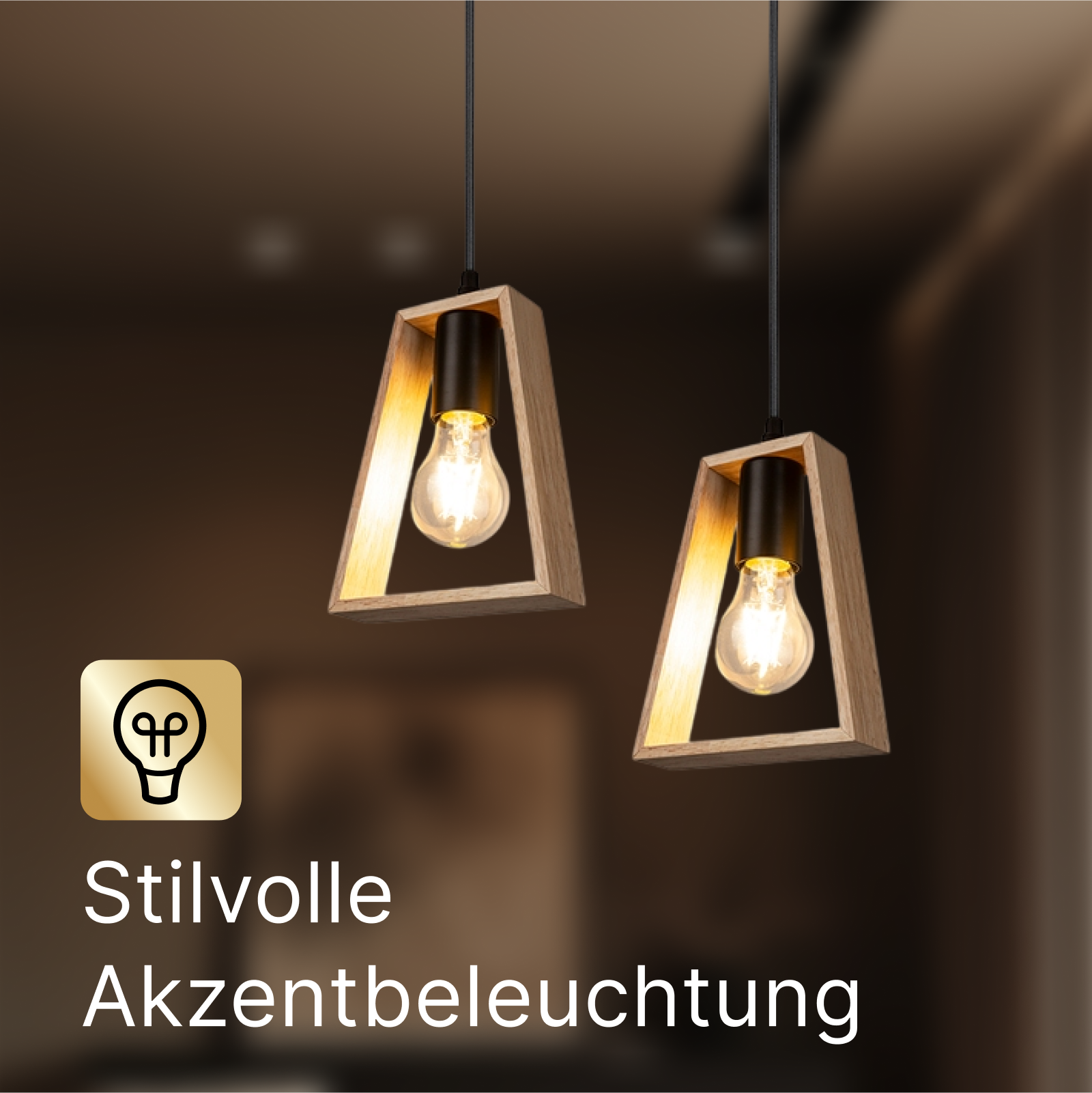 Zwei moderne Hängeleuchten mit Holzrahmen und sichtbaren Glühbirnen hängen vor verschwommenem Hintergrund.
