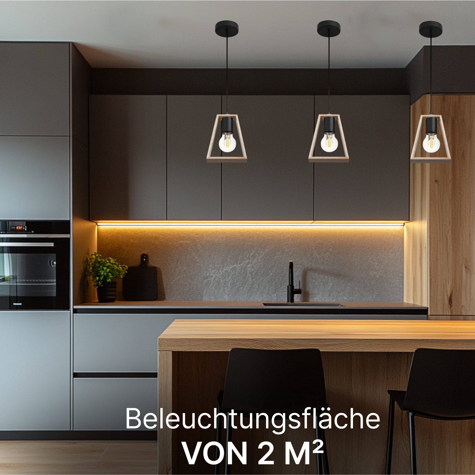 Moderne Küche mit dunklen Schränken, Holzakzenten, einer Kochinsel und drei hängenden Leuchten.